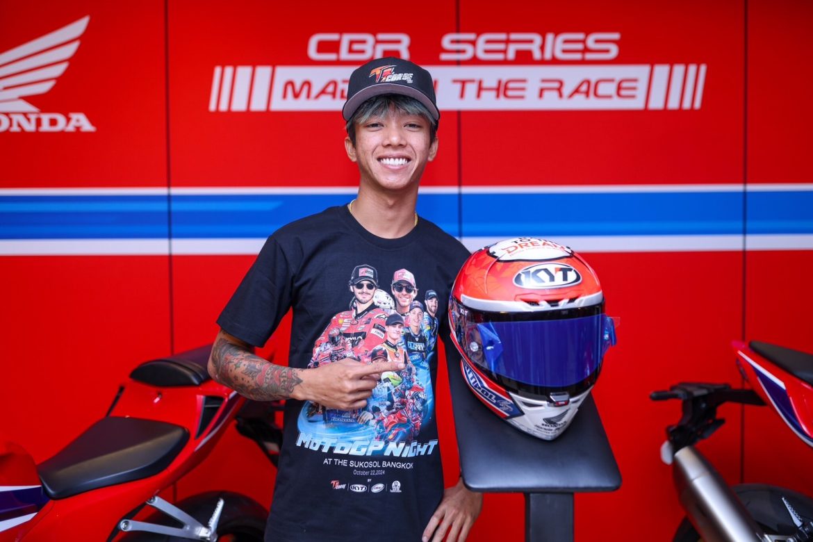 “ก๊องส์-ธัชกร” เปิดตัวหมวกกันน็อคลายพิเศษ (1)