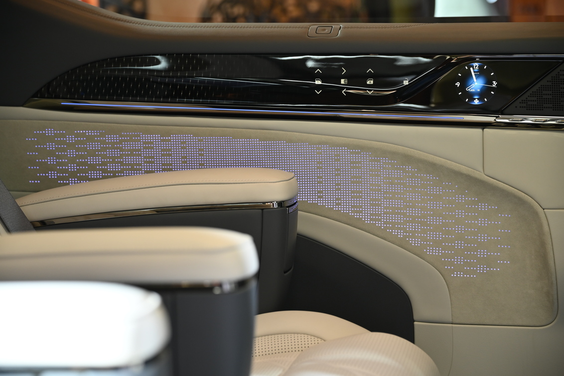 https://www.teawfinkinshop.com/wp-content/uploads/2025/02/ZEEKR-009_7-Seats_Interior_3-1.jpg