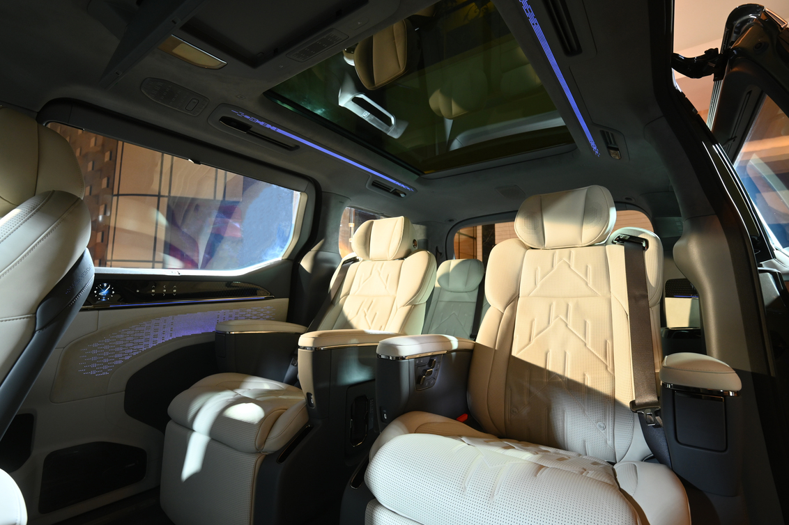https://www.teawfinkinshop.com/wp-content/uploads/2025/02/ZEEKR-009_7-Seats_Interior_4.jpg