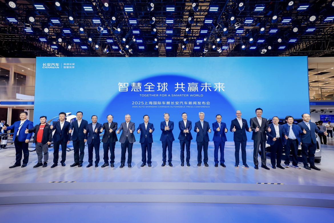 01 CHANGAN Embraces Innovation with “Together for a Smarter World” Theme at Auto Shanghai 2025