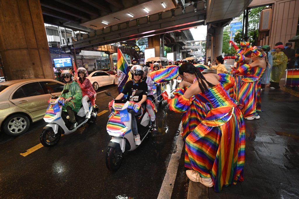 This image has an empty alt attribute; its file name is Thai-Honda_Love-Pride-Parade_Pride-ride-45-1024x682.jpg